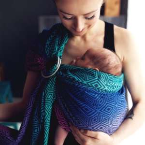 Portez votre bébé en sling de portage. Idéal au quotidien pour porter, allaiter, aussi pour bébé prématuré. Le sling de little frog